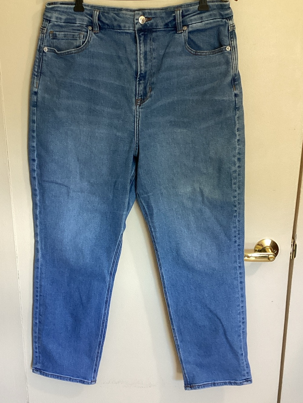 American Eagle Outfitters Mid-Rise Blue Cropped Straight Jeans